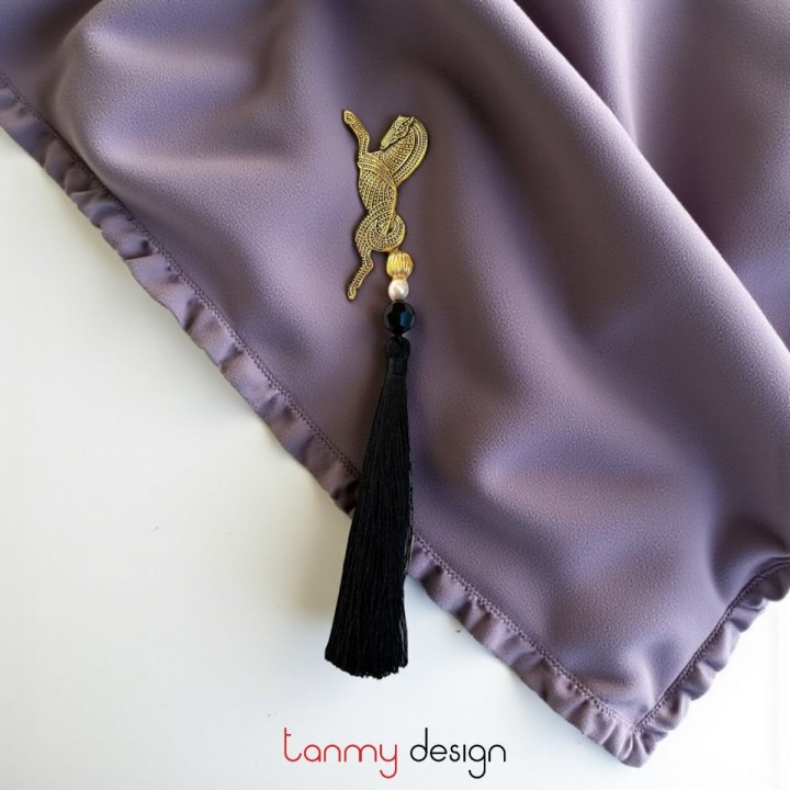 Cài áo kim loại hình con ngựa, tua rua đen